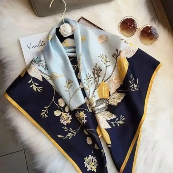 Beautiful print scarf - Picture 1 of 6